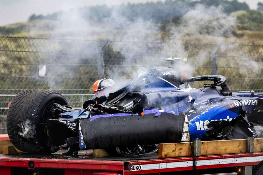 Er bleef weinig over van de auto van Logan Sargeant