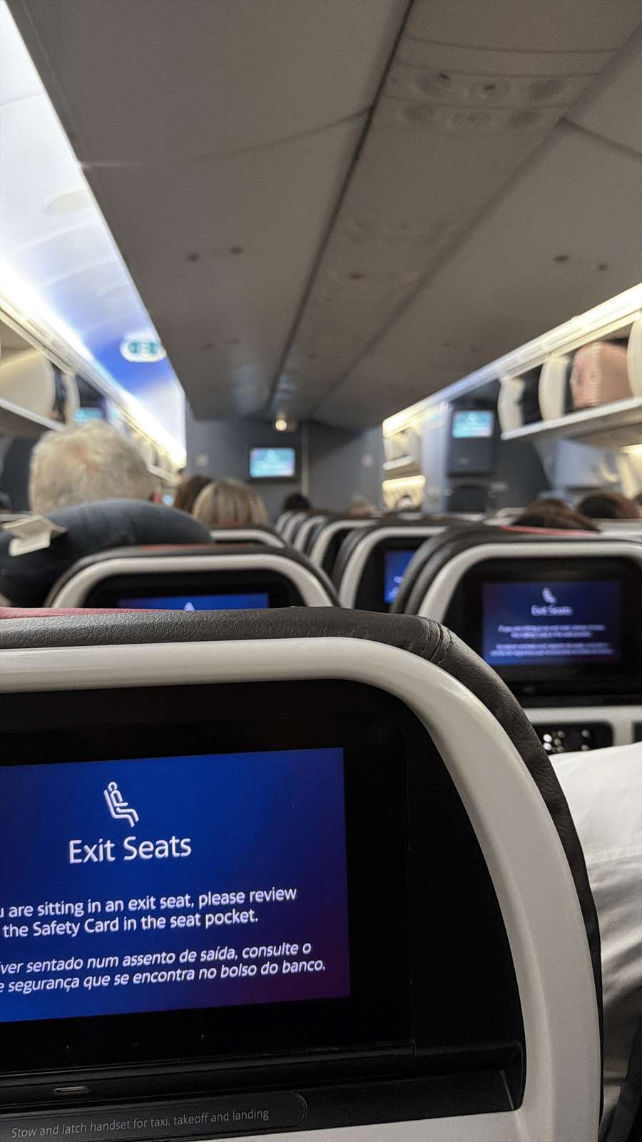 Las horas acumuladas de vuelo también vinieron con la ayuda de empleados y aficionados Las horas acumuladas de vuelo también vinieron con la ayuda de empleados y aficionados