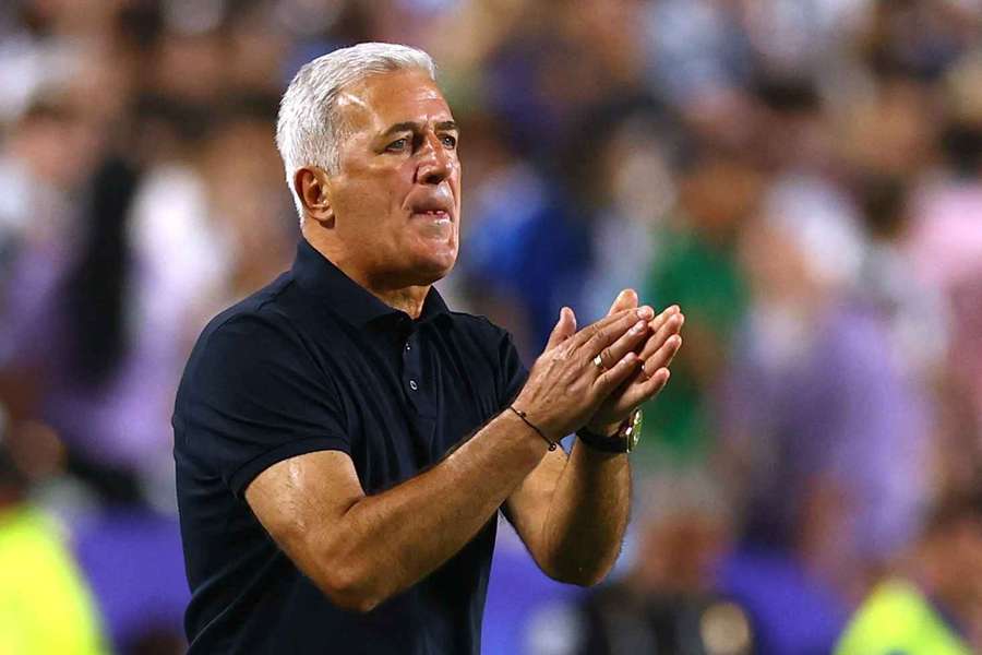 Vladimir Petkovic în timpul partidei. Vladimir Petkovic în timpul partidei.