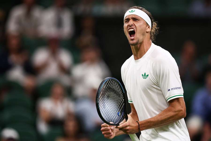 Alexander Zverev kämpft in Wimbledon mit viel Mühe gegen das frühe Aus in Runde eins.