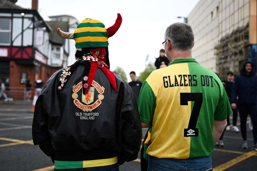 Adeptos do Manchester United e manifestantes contra a propriedade da família Glazer