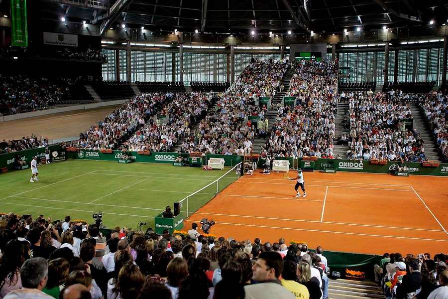 Federer and Nadal played an exhibition match in 2007 on a half-grass, half-clay court