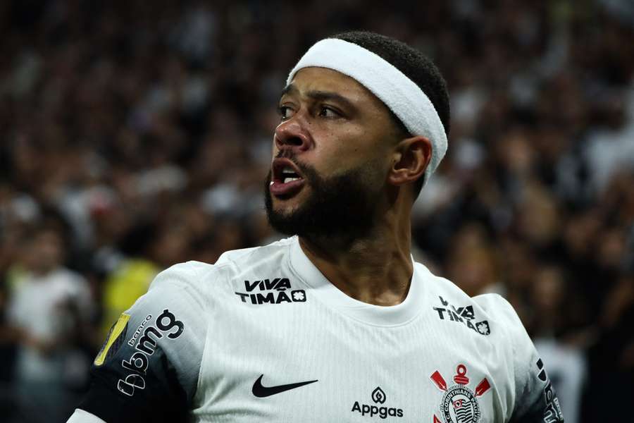 Memphis Depay durante a final do Campeonato Paulista contra o Palmeiras