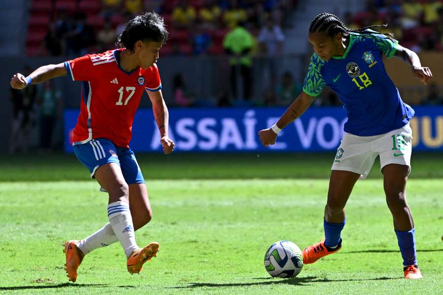 Geyse, à direita, em ação no último jogo de preparação do Brasil antes do Mundial