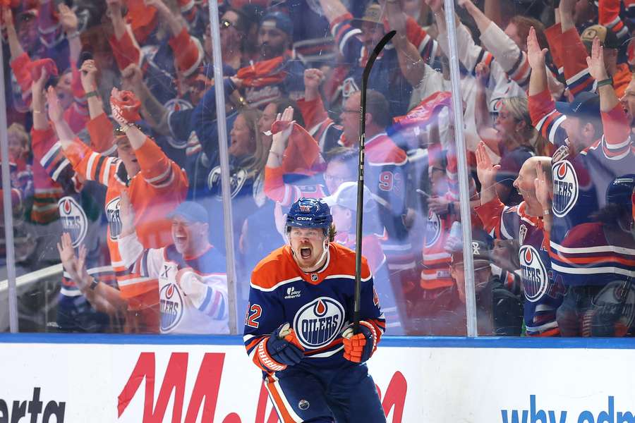 Kasperi Kapanen celebrates his goal in Game 4 of the Western Conference Finals (2025)