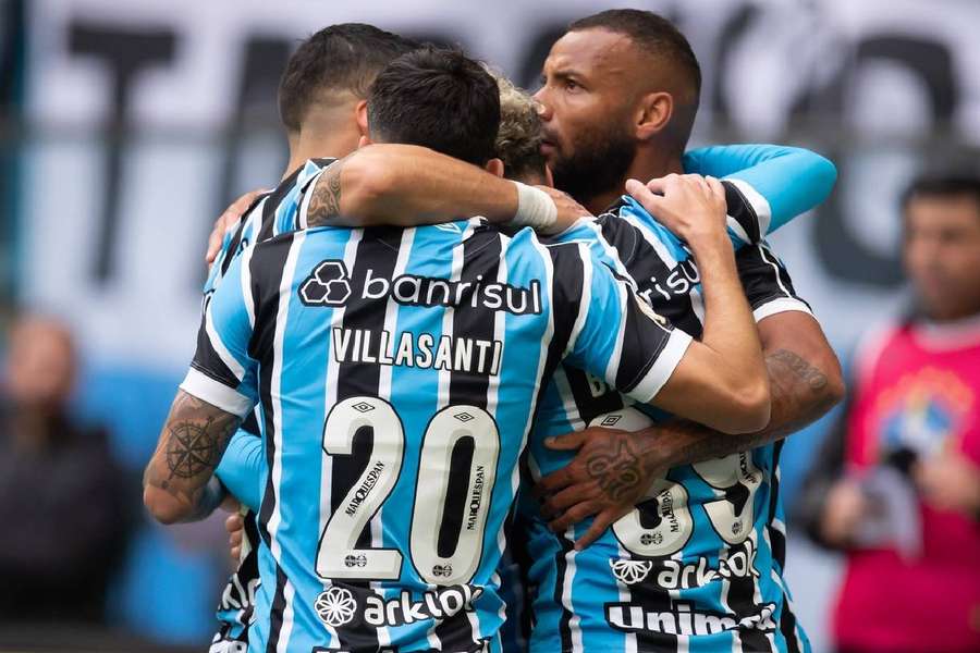 Jogadores do Grêmio celebram gol marcado sobre o Fluminense