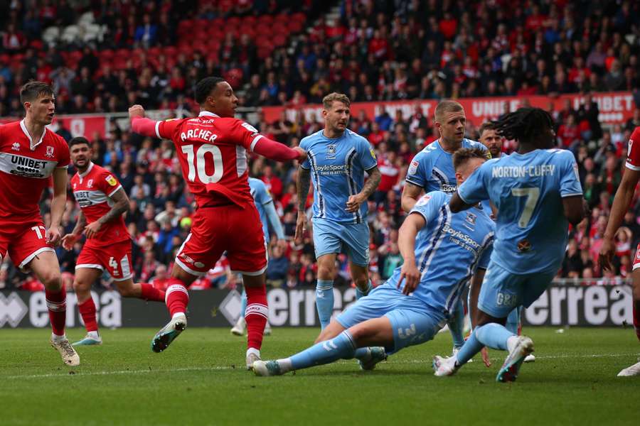 Middlesbrough e Coventry City brigam por vaga na final