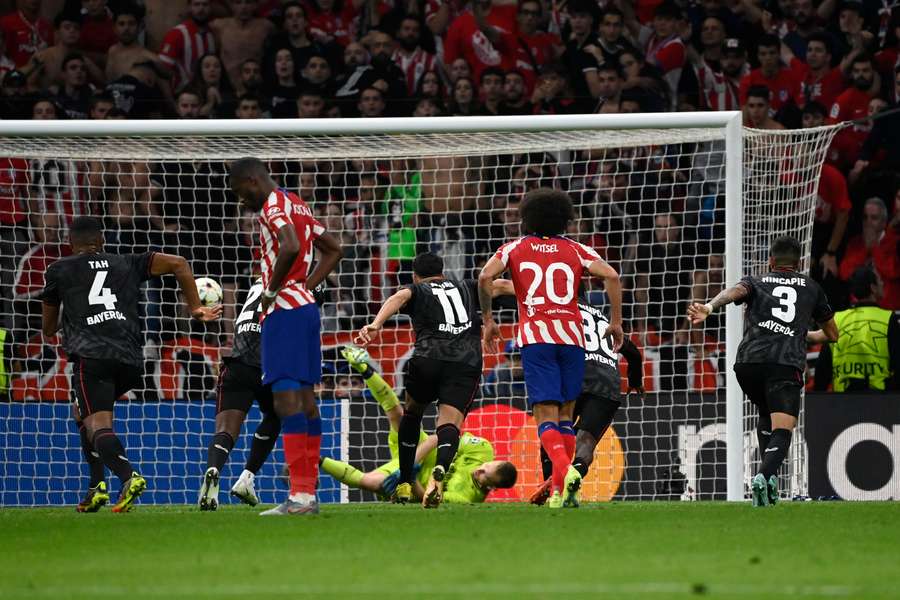 Atlético de Madrid falhou penálti no último minuto (2-2) e confirmou apuramento do FC Porto