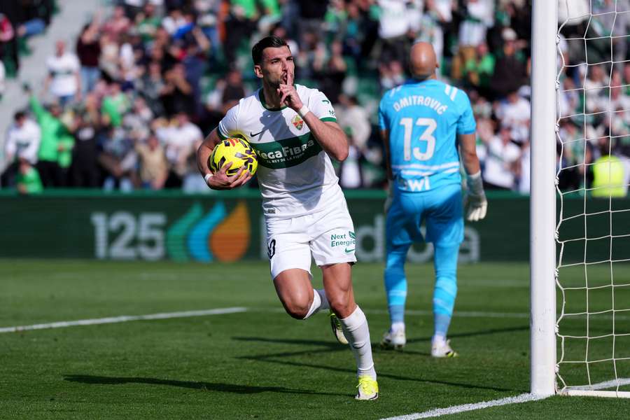 Rafa Mir celebra un gol al Espanyol