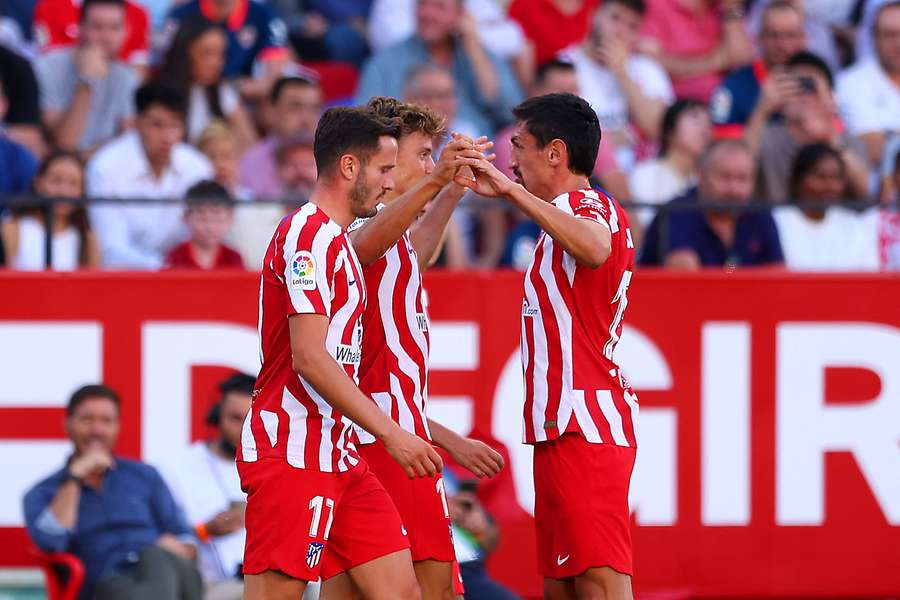 Llorente (ao centro) celebra primeiro gol do Atlético sobre o Sevilla