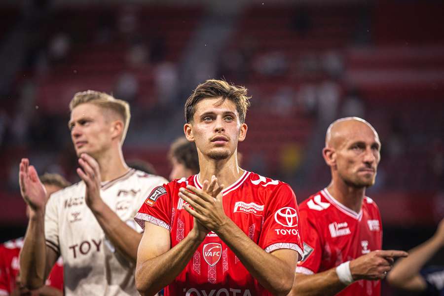 Valenciennes și-a demis antrenorul la două zile după victoria cu 13-0 din Cupa Franței, cel mai categoric succes din istoria de 113 ani a clubului Valenciennes și-a demis antrenorul la două zile după victoria cu 13-0 din Cupa Franței, cel mai categoric succes din istoria de 113 ani a clubului