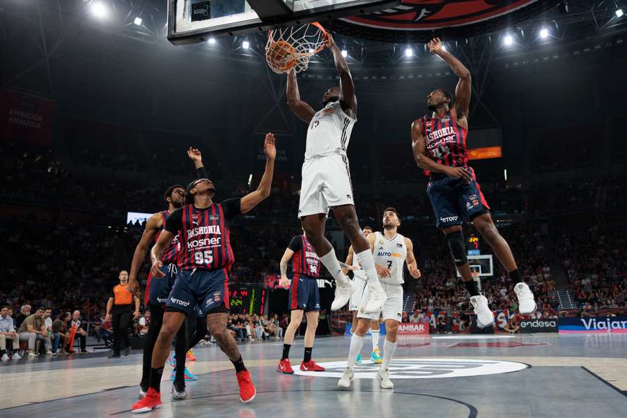 Usman Garuba machaca el aro del Baskonia