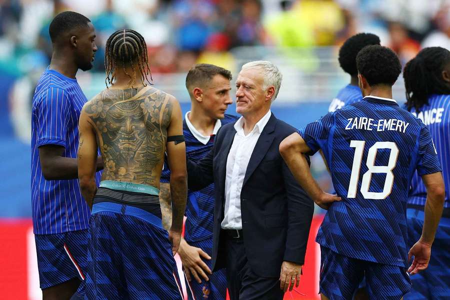 Deschamps verabschiedete sich trotz der Niederlage in seinem letzten Spiel als gefühlter Sieger Deschamps verabschiedete sich trotz der Niederlage in seinem letzten Spiel als gefühlter Sieger
