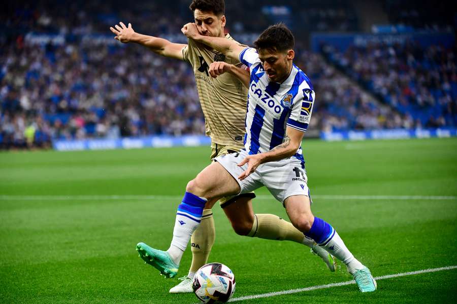 Silva tente de conserver le ballon face à De la Hoz