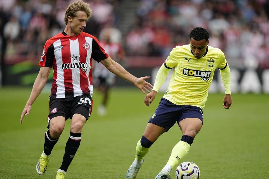 Mads Roerslev her i kamp med Southampton's Cameron Archer