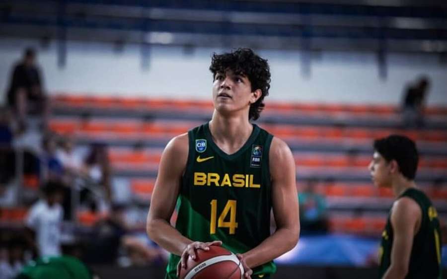 Edu Santos em ação pela Seleção Brasileira de base