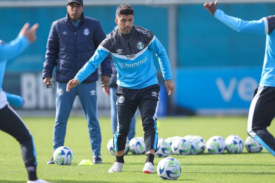 Suárez durante treinamento com a camisa do Grêmio