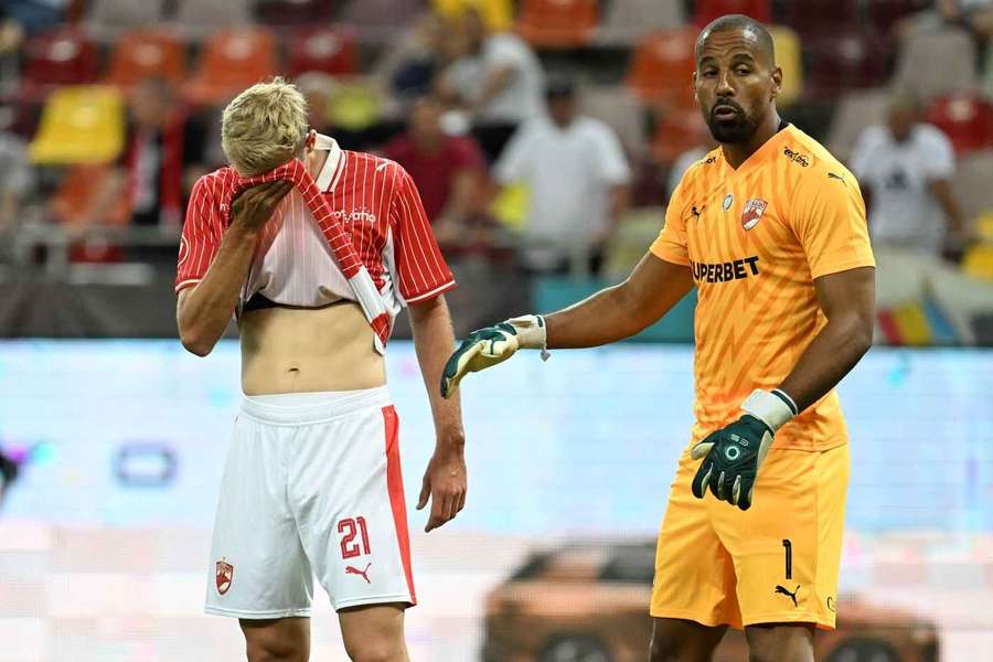 Portarul lui FC Dinamo, Devis Epassy, va absenta de la următorul meci din Cupă după ce și-a pierdut fratele Portarul lui FC Dinamo, Devis Epassy, va absenta de la următorul meci din Cupă după ce și-a pierdut fratele