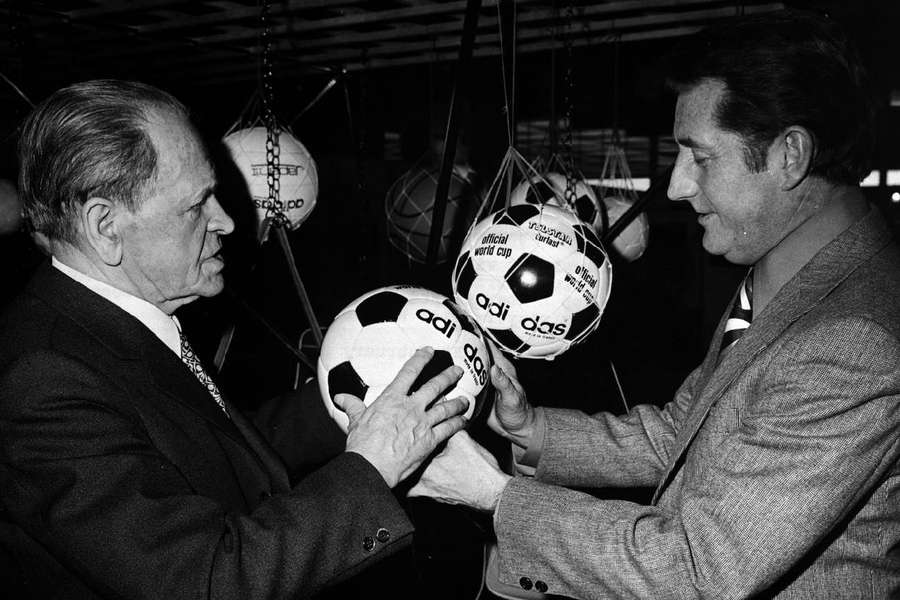 Sepp Herberger et Fritz Walter en 1974 avec la "Adidas Telstar Durlast".