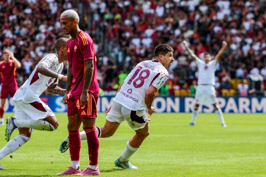Giovanni Simeone celebrates his goal