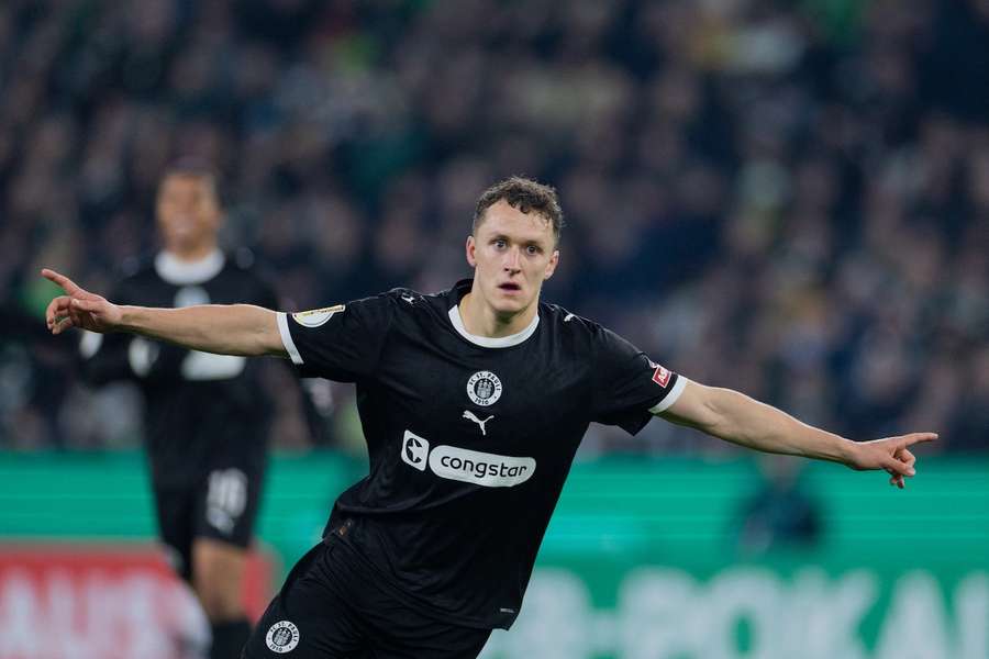 Martijn Kaars bejubelt sein Tor für St. Pauli in Mönchengladbach.