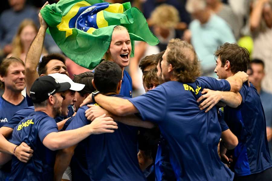Equipa brasileira comemora vitória sobre a Dinamarca
