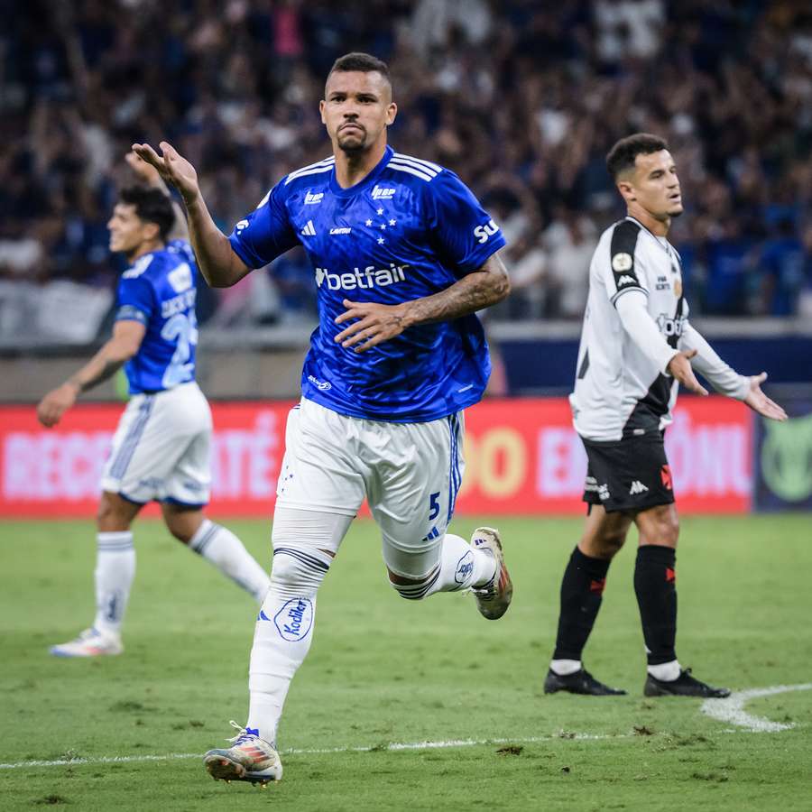 Zé Ivaldo fez o gol de empate do Cruzeiro