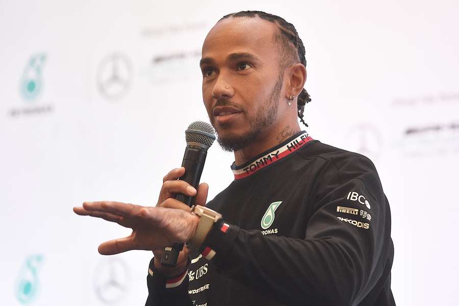 Piloto heptacampeão mundial na coletiva da Mercedes em Kuala Lumpur