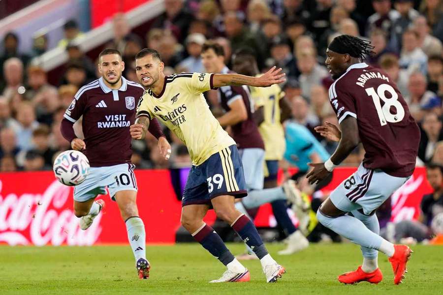 Arsenal o învinge la limită pe Aston Villa pe Villa Park Arsenal o învinge la limită pe Aston Villa pe Villa Park