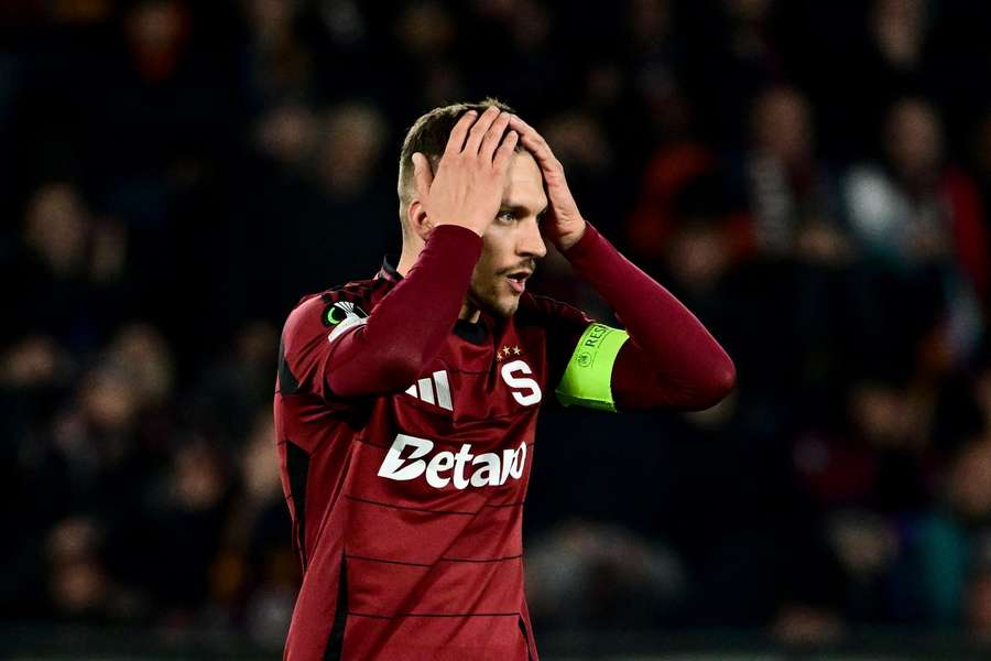 Lukáš Haraslín dával najevo velkou nelibost, že jej trenér Brian Priske střídal. Lukáš Haraslín dával najevo velkou nelibost, že jej trenér Brian Priske střídal.