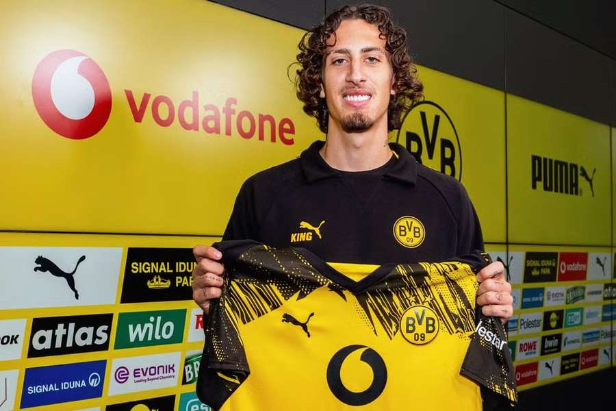 Fábio Silva assinou até 2030 com o Borussia Dortmund