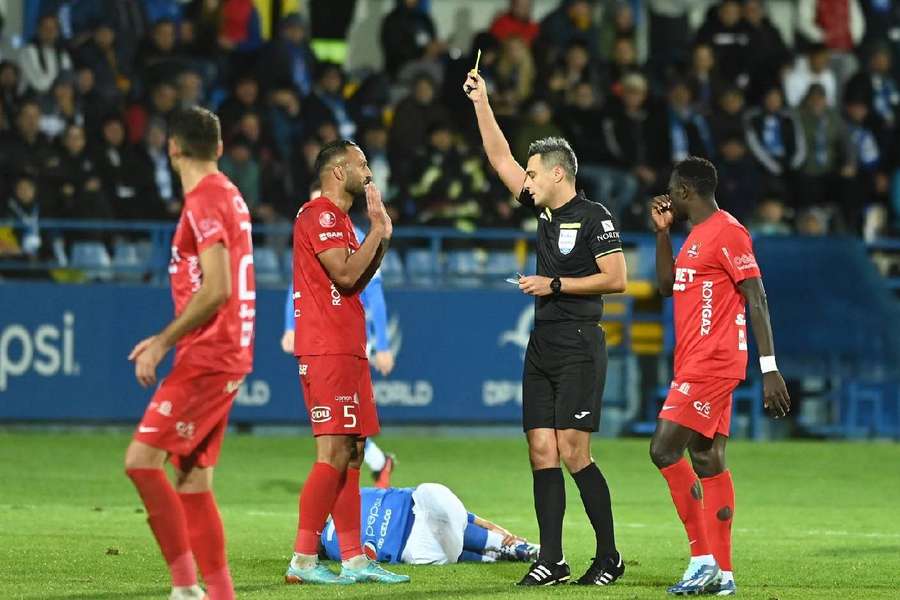 Horațiu Feșnic îi acordă un cartonaș galben lui Florin Bejan in meciul dintre Farul Constanța și FC Hermannstadt