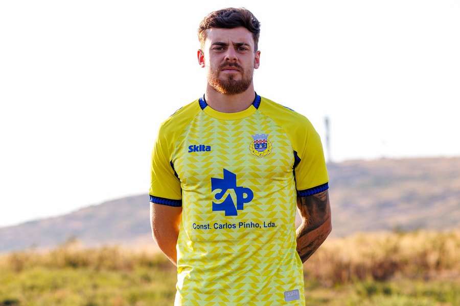 O amarelo volta a dominar a nova camisola do Arouca