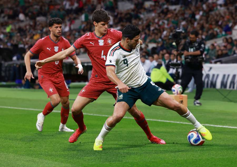 António Silva tenta parar o mexicano Raúl Jiménez