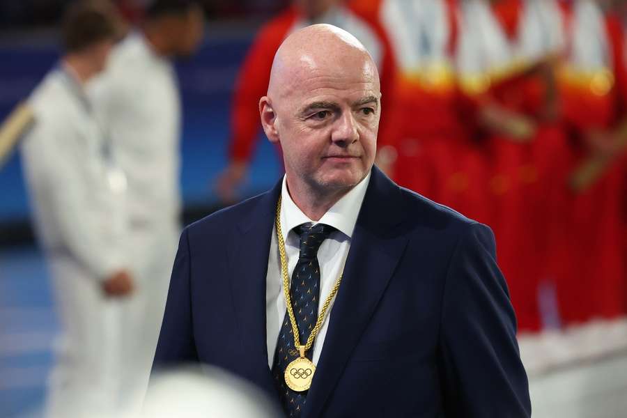 Gianni Infantino bei der Siegerehrung von Olympia 2024