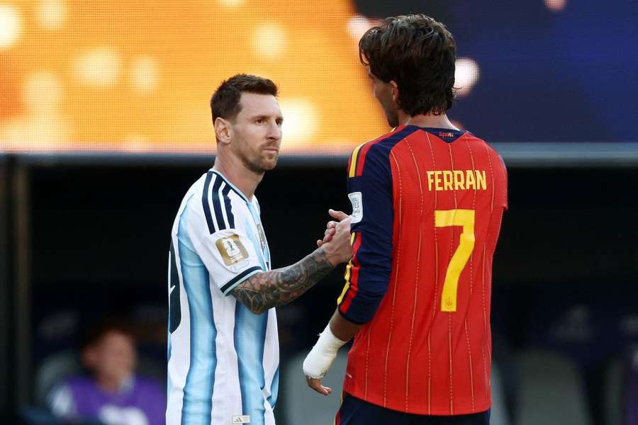 Messi gratuliert Ferran Torres Messi gratuliert Ferran Torres