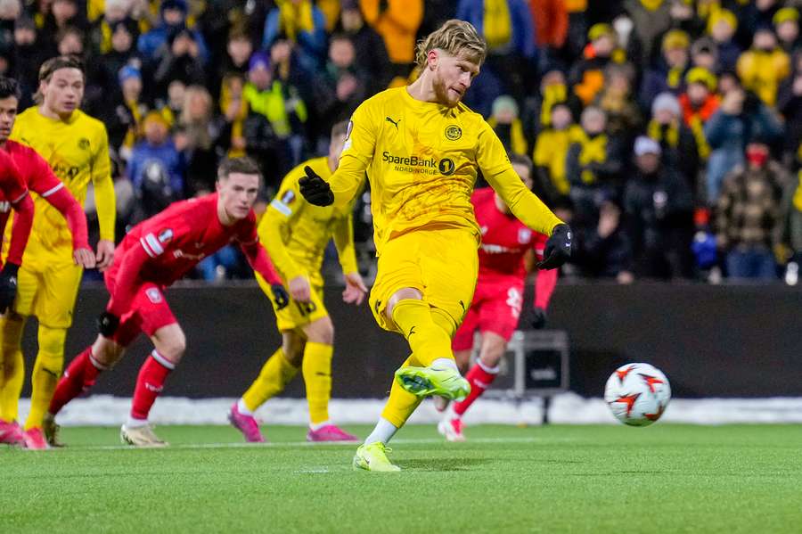 Kasper Hogh, del Bodo/Glimt, marcando de penalti contra Twente