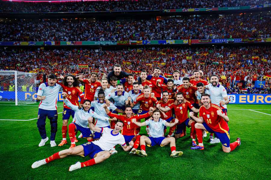 Los jugadores de España celebran el pase a la final ante Francia