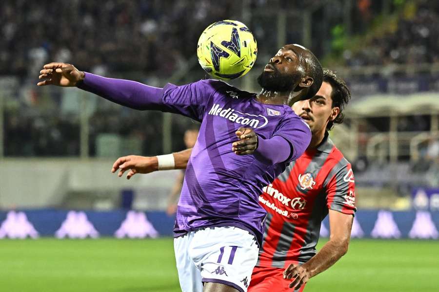 Aanvaller Jonathan Ikone van Fiorentina in actie in de halve finale tegen Cremonese