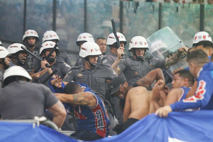 A Polícia Militar de SP interveio na confusão entre as torcidas A Polícia Militar de SP interveio na confusão entre as torcidas