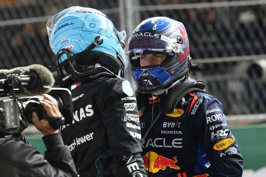 Max Verstappen (r.) und George Russell im Gespräch.