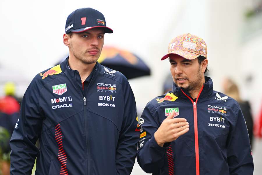 Checo Pérez ao lado de Max Verstappen