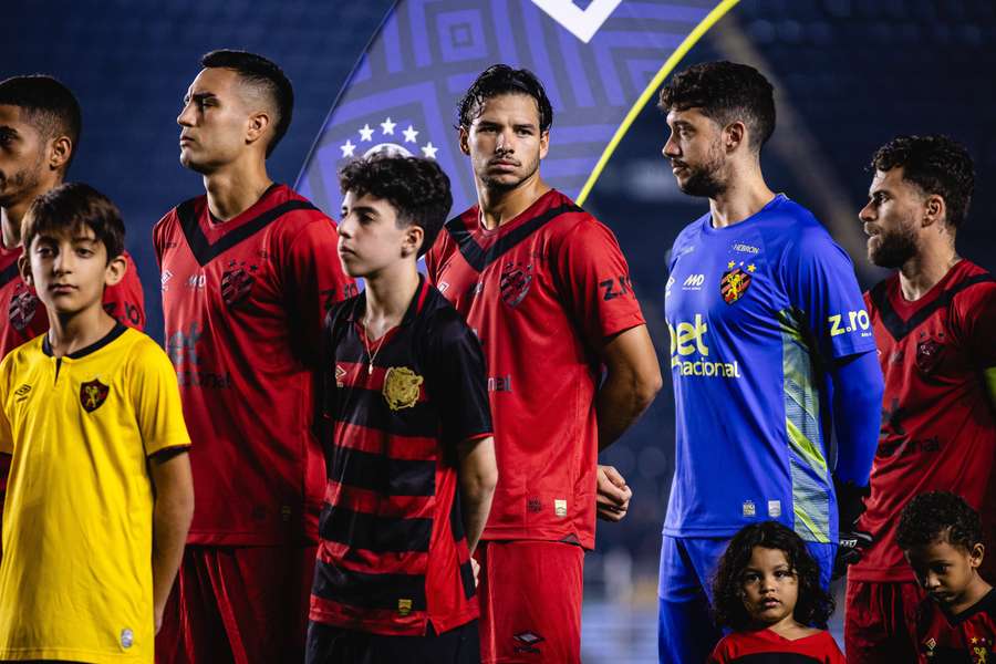 Jogadores do Sport perfilados para a execução do hino nacional em São Januário Jogadores do Sport perfilados para a execução do hino nacional em São Januário