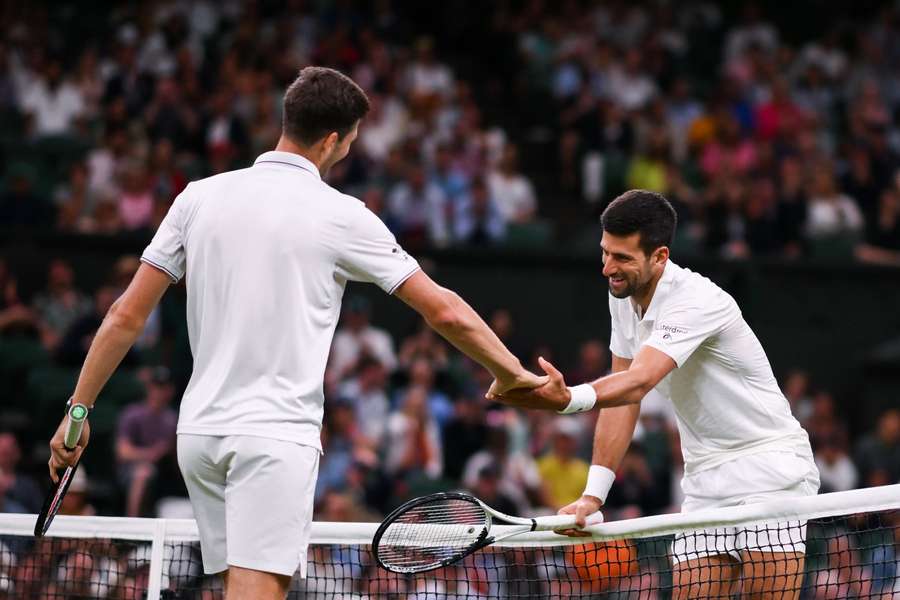 Hurkacz e Djokovic retomam partida esta segunda-feira