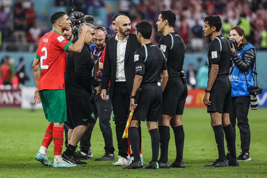 Nach dem Spiel war Marokkos Trainer Regragui mit Streitschlichten beschäftigt