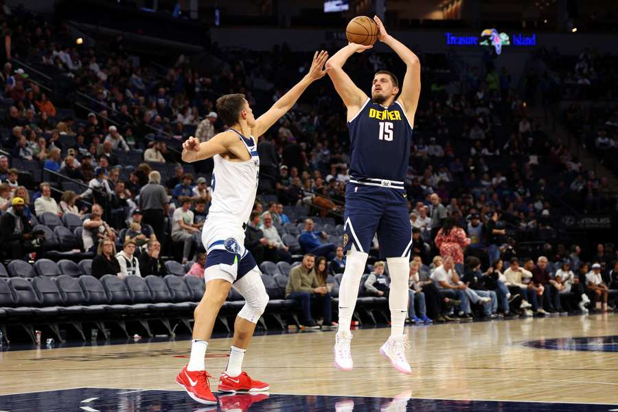 Jokic defendido por Luka Garza durante um jogo particular contra os Timberwolves.