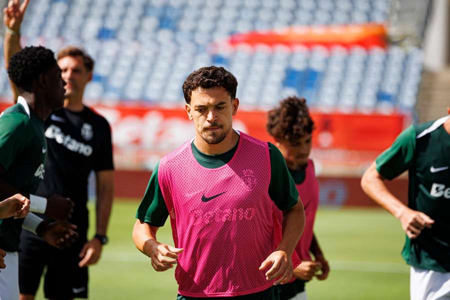 Pedro Gonçalves viaja esta semana para a Arábia Saudita mas ainda deve jogar pelo Sporting contra o Estrasburgo Pedro Gonçalves viaja esta semana para a Arábia Saudita mas ainda deve jogar pelo Sporting contra o Estrasburgo