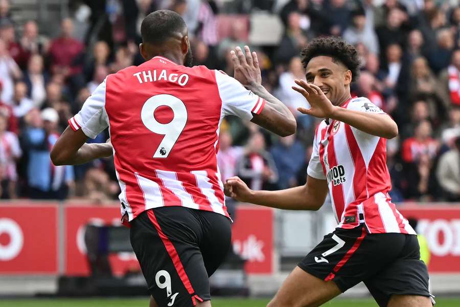 Igor Thiago celebra con Kevin Schade tras adelantar al Brentford a los ocho minutos