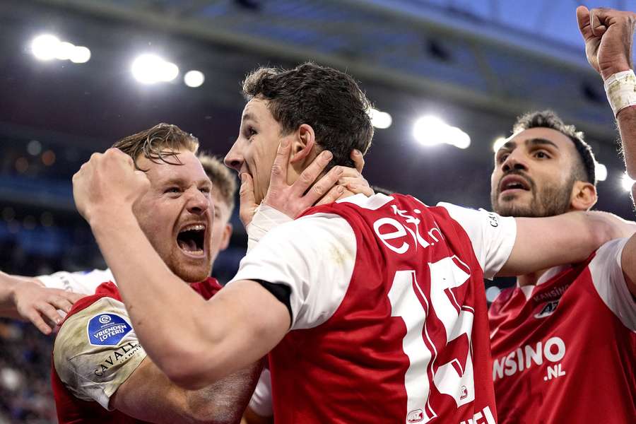 Ruben van Bommel viert de 2-0 met zijn teamgenoten