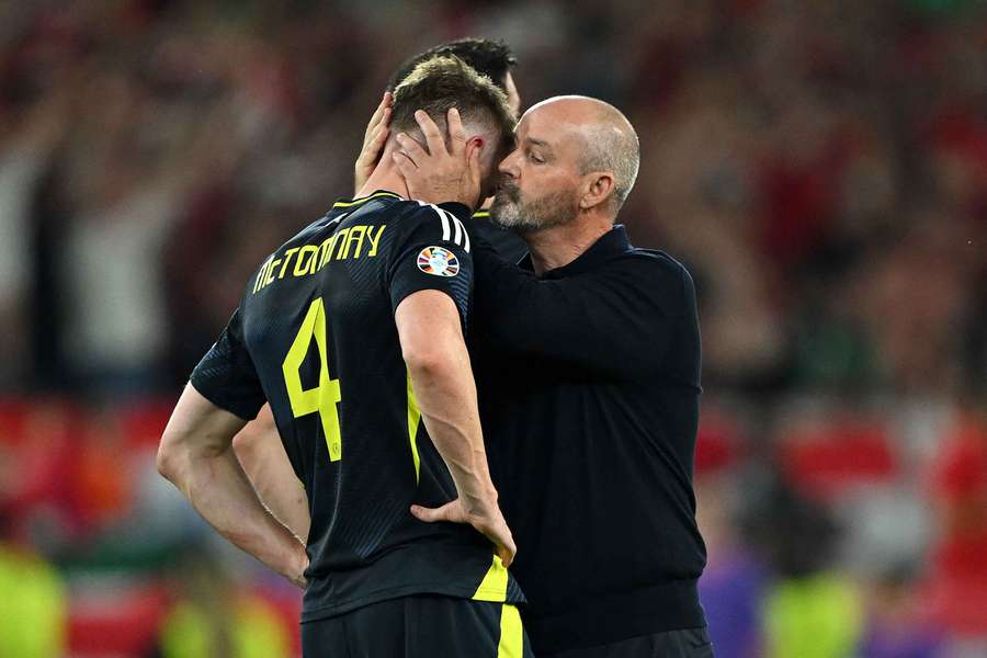 Steve Clarke, selecționerul Scoției, alături de Scott McTominay Steve Clarke, selecționerul Scoției, alături de Scott McTominay